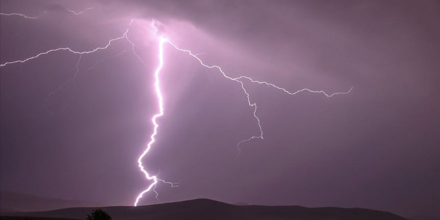 Hindistan'da yıldırım isabet etmesi sonucu 20 kişi yaşamını yitirdi