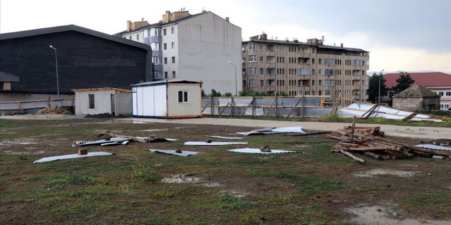 Erzurum'da hortum sebebiyle çatılar uçtu