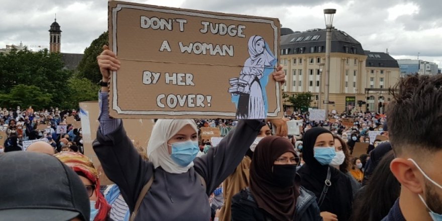 Brüksel'de başörtüsü yasağına karşı protesto düzenlendi