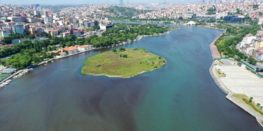 Haliç'te suyun rengi kahverengi ve siyaha dönüştü