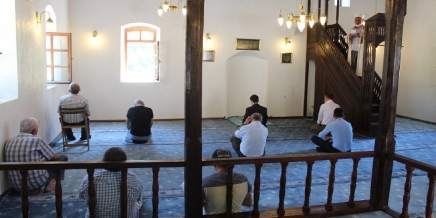 Tarihi camide 15 yıl aradan sonra tekrar namaz kılındı