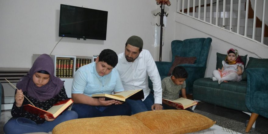 Evlerini Kur'an kursuna dönüştürdüler