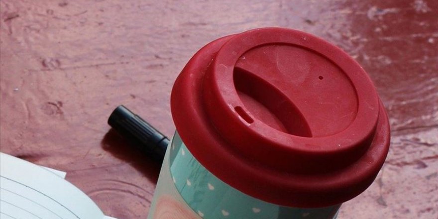 Müslüman bir kadının aldığı kahve bardağının üzerine terör örgütü ismi yazıldı