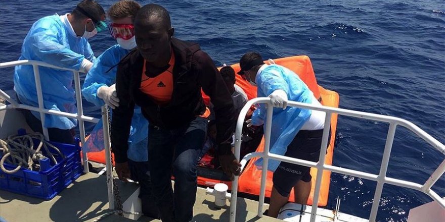 Botları batan 27 sığınmacı kurtarıldı