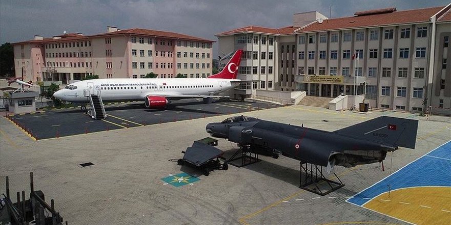 Bu okulun bahçesinde yolcu ve savaş uçağı var