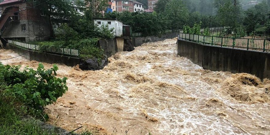 Trabzon'da şiddetli yağış heyelan ve taşkına sebep oldu