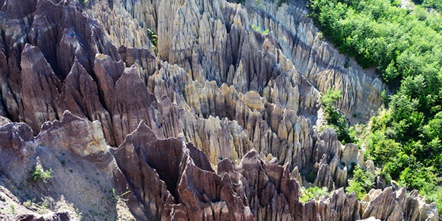 Dağlık alanın jeolojik yapısı dikkat çekiyor