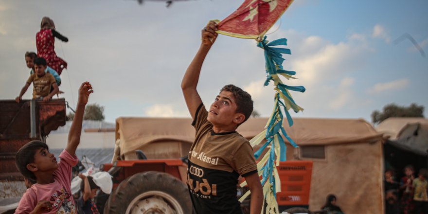 Ateşkesin gölgesinde İdlibli çocuklar uçurtma uçurdular