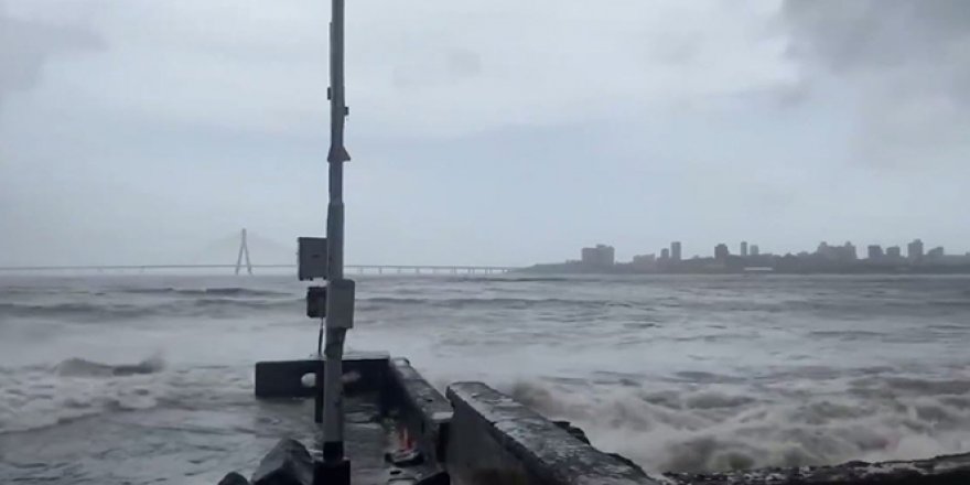 Çin'de etili olan sağanaklar su seviyesini tehlikeli şekilde artırdı