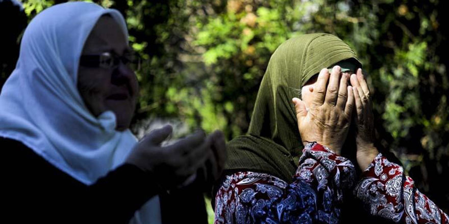 Srebrenitsalı soykırım kurbanları dualar ve gözyaşlarıyla ebediyete uğurlandı
