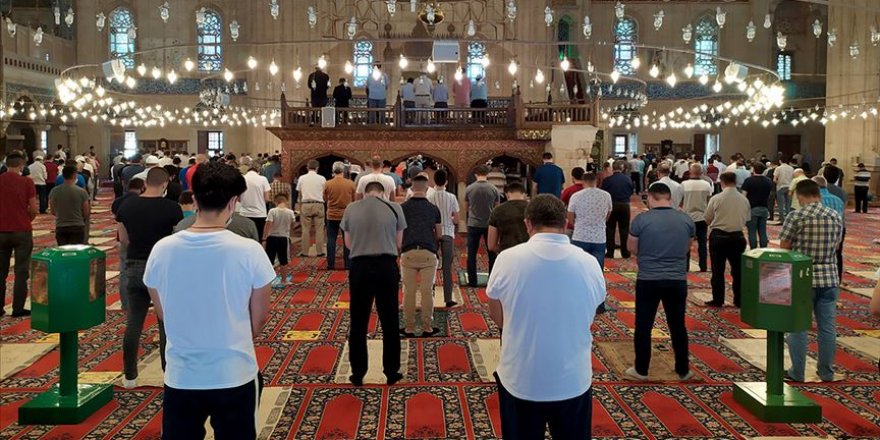 Cuma namazında uygulanan tedbirlerden cemaat memnun