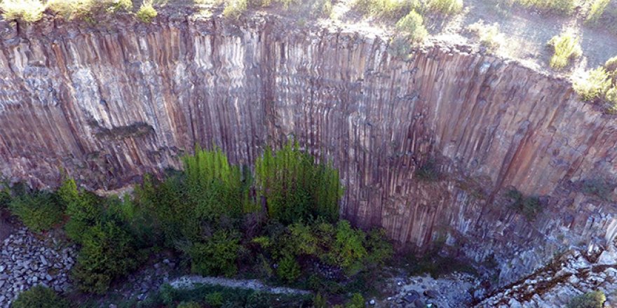 Altıgen prizma şeklindeki kayalık görenleri şaşırtıyor