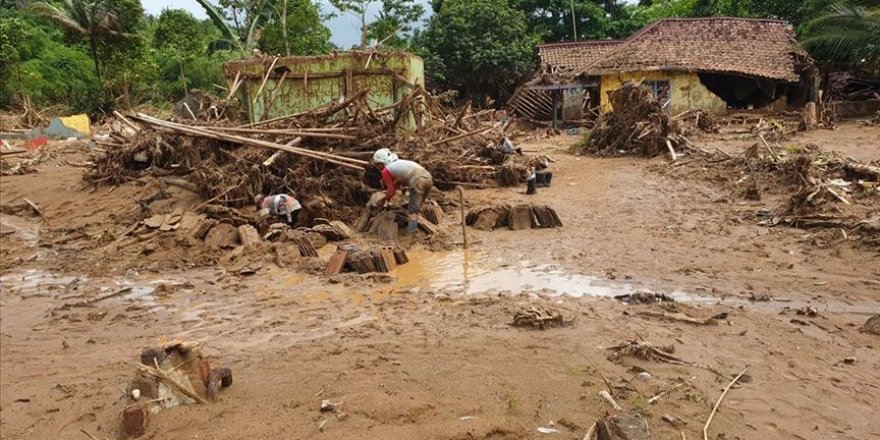 Endonezya'da sel felaketinde 13 kişi öldü