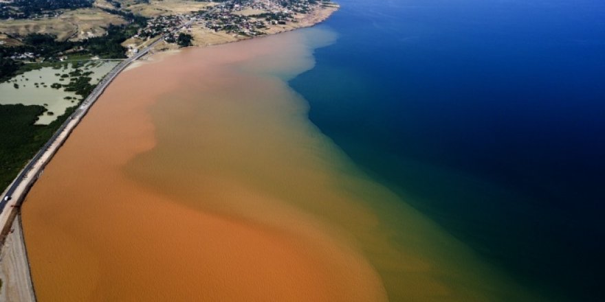 Van gölü sel sularıyla kızıla boyandı