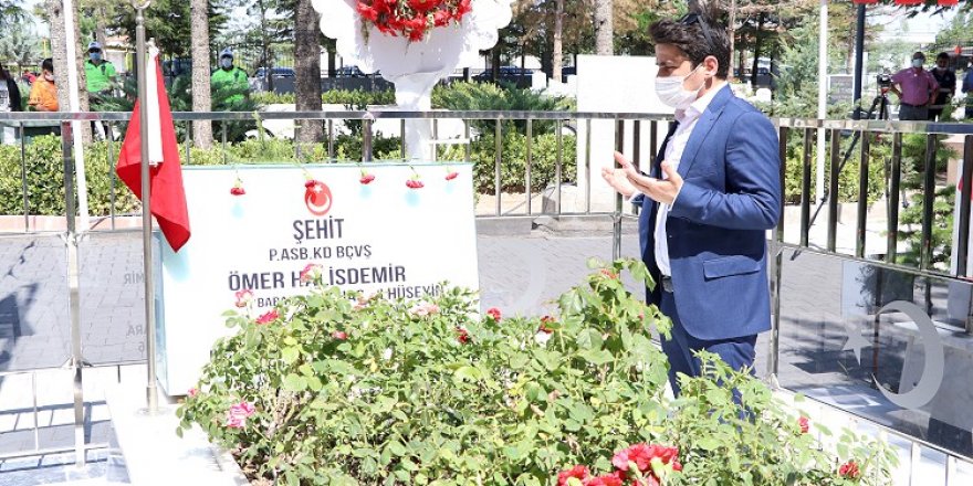 Şehit Ömer Halisdemir'in kabrinde ziyaretçi yoğunluğu yaşanıyor