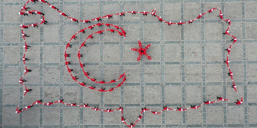 Ayasofya Meydanı'nda '15 Temmuz' konulu koreografi sergilendi