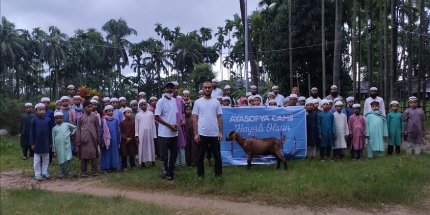 Ayasofya Camisi için Arakanlı ve Bangladeşli yetimlerden dua