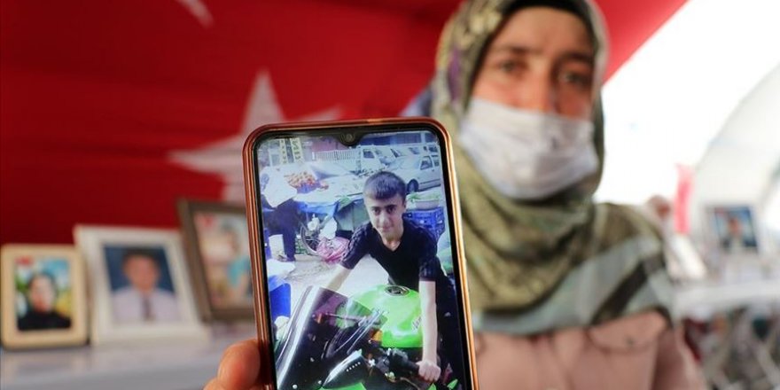 Diyarbakır annelerinin evlat nöbetine bir aile daha katıldı