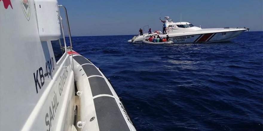 Türk kara sularına itilen 36 sığınmacı kurtarıldı