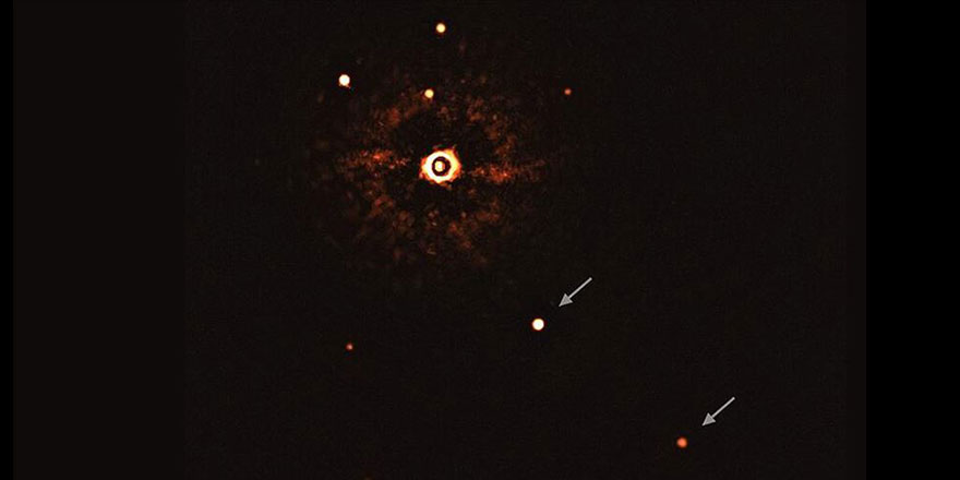 Kozmik 'örümcek ağı'nın merkezinde süper kütleli kara delik keşfedildi