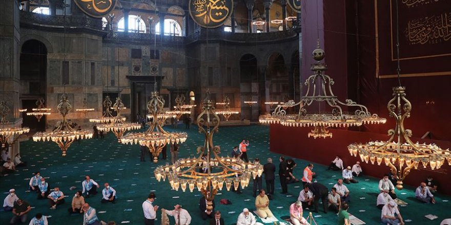 Ayasofya-i Kebir Camii'nde cuma namazı kılındığı esnada Yunanistan'da matem çanları çaldı