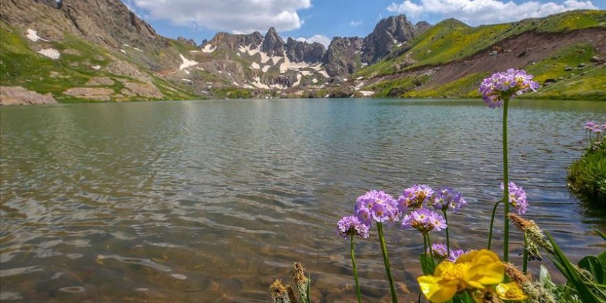 Sat Buzul Gölleri ziyaretçilerine doğal güzellikler sunuyor