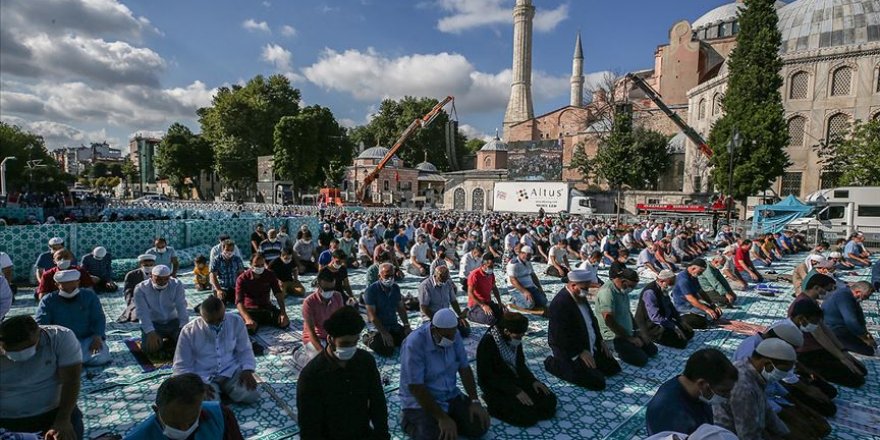 Ayasofya-i Kebir Cami-i Şerifi'ne tekbirlerle ziyaret devam ediyor