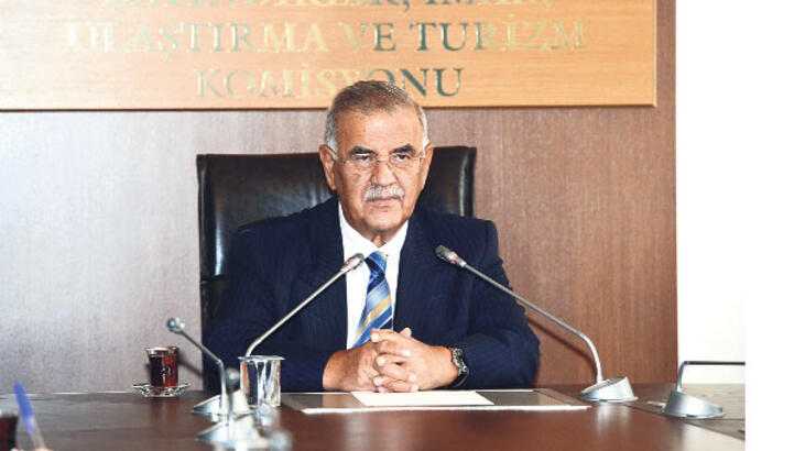 Atatürk büstünü kıran kişiler 'Atam sana uzanan elleri kıracağız' pankartıyla yürüyüş yaptı