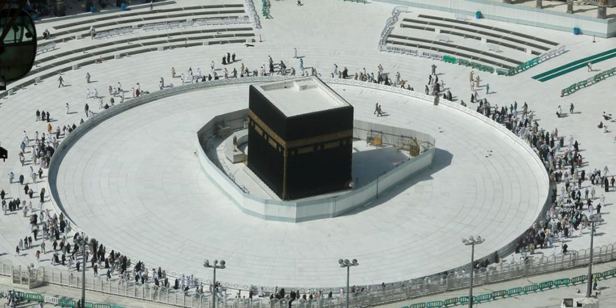 Yurt dışından gelen ilk umre kafilesi 8 ay aradan sonra Kabe'de tavaf yaptı