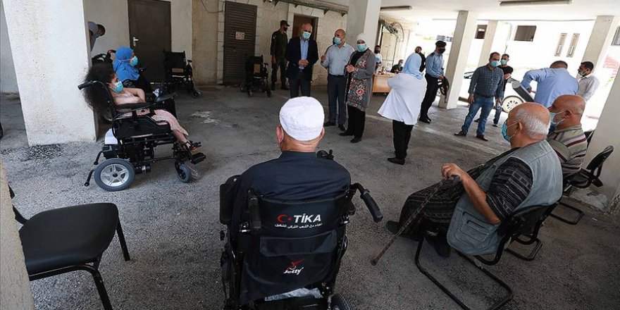 TİKA Filistin'de özel ihtiyaç sahiplerine akülü tekerlekli sandalye yardımı yaptı