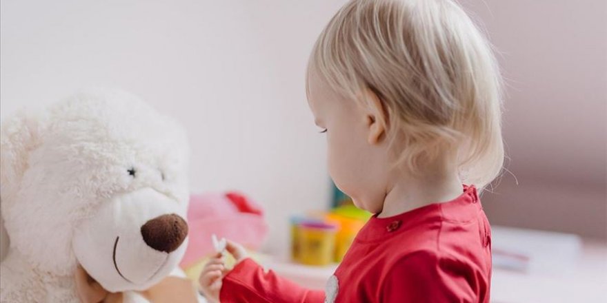Çocuklarda 'baş eğikliği' göz bozukluğundan kaynaklanabilir