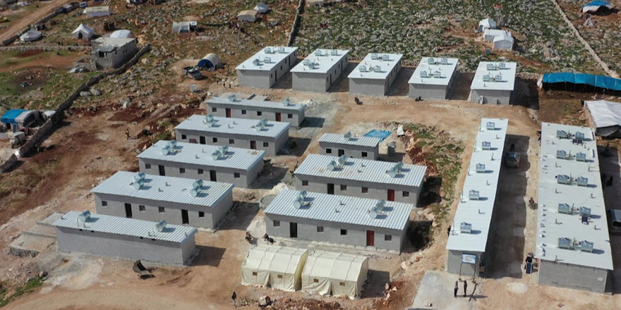 İdlibli savaş mağduru ailelere evleri teslim edildi 