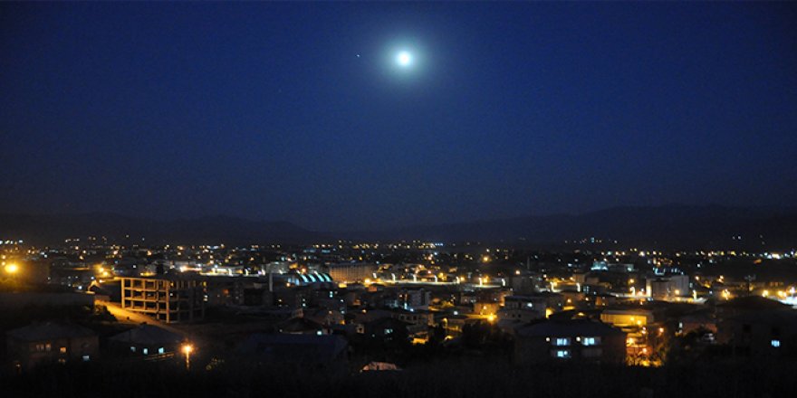 Yüksekova'da dolunay izleyenleri hayran bıraktı