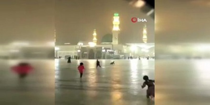 Mescid-i Nebevi'de yağmur bereketi ve çocuk sevinci