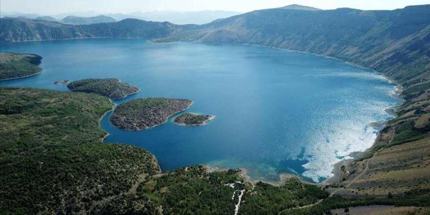 Yerli ve yabancı ziyaretçiler Nemrut Krater Gölü'ne akın ediyor