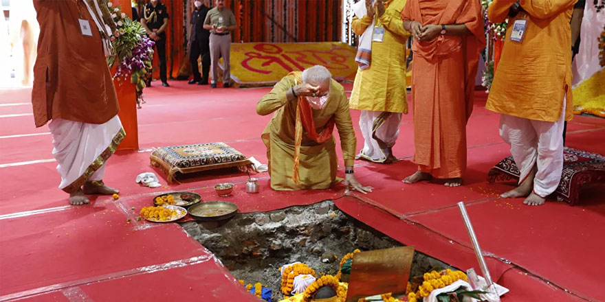 Camiyi yıktılar yerine tapınak inşa ediyorlar Hindistan Başbakanı da temelini atıyor