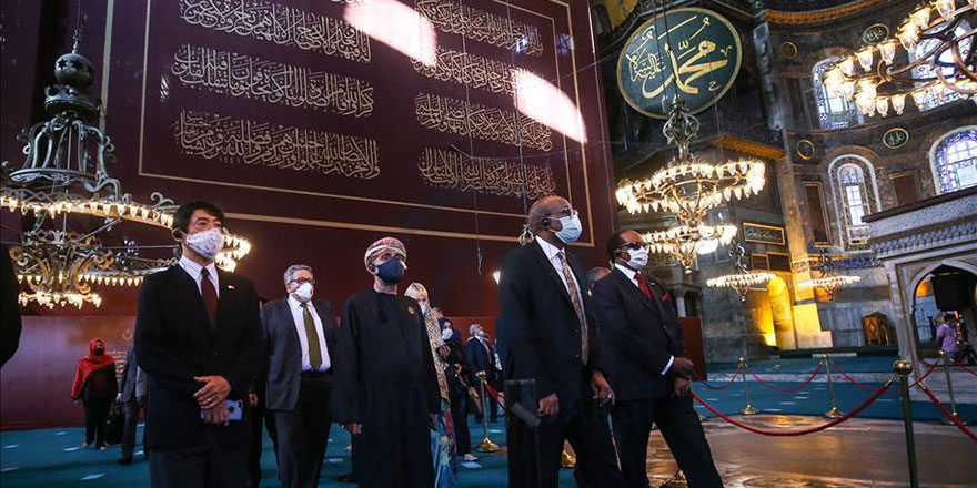Büyükelçiler Ayasofya-i Kebir Camii'ni ziyaret etti, namaz kıldı