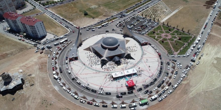 Türkiye’de ilk olma özelliği taşıyan Ay Yıldız cami ibadete açıldı