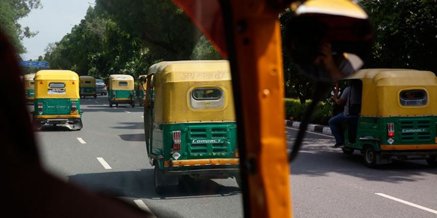 Hindistan'da sahte tanrıya selam göndermeyen Müslüman şoföre dayak