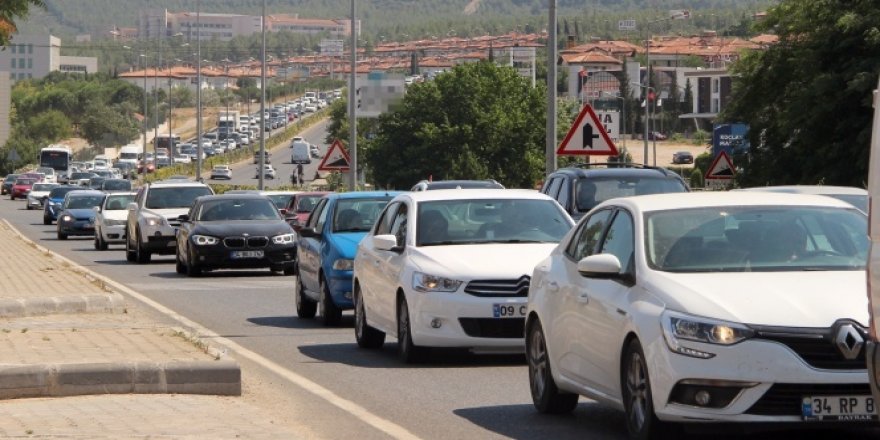 Tatilcilerin araçları ile dönüş yolculuğu sürüyor