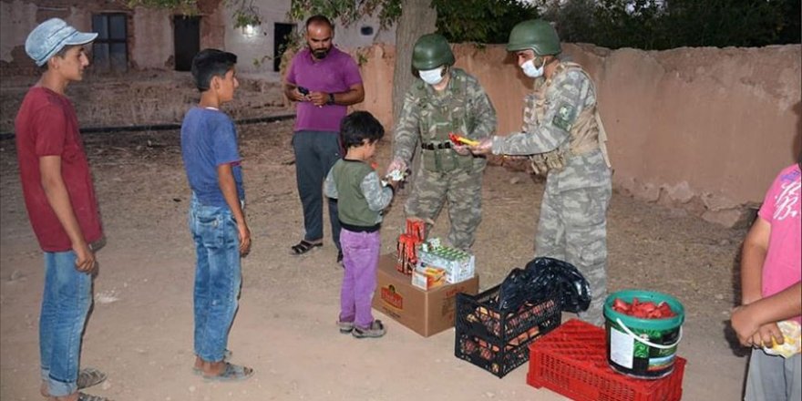 Mehmetçik Suriyeli kardeşleriyle yemeğini paylaşıyor