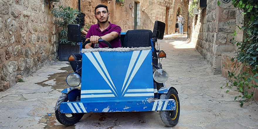 Harçlıklarını biriktirerek aldığı hurda parçalar kendine araba yaptı