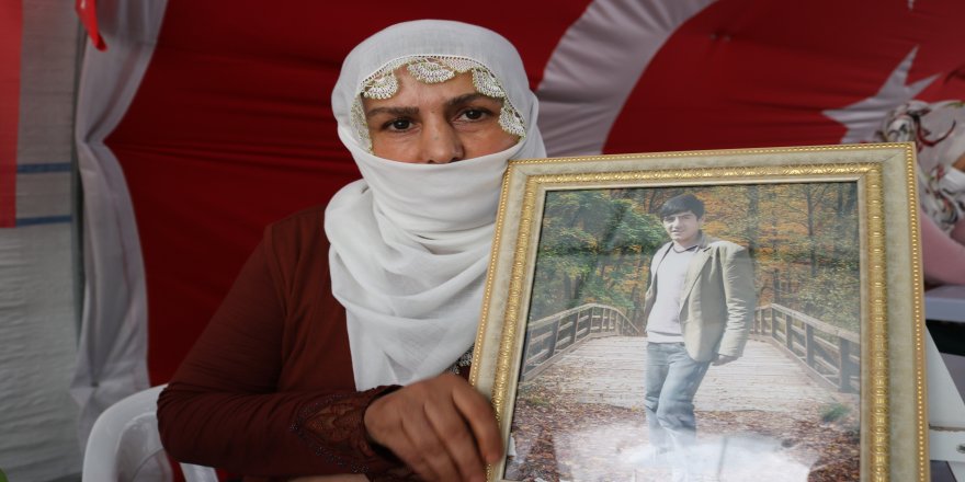 HDP il binasının önünde hafız oğlunun yolunu gözlüyor