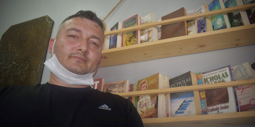 Kitap okuyan müşterilere çay ücretsiz