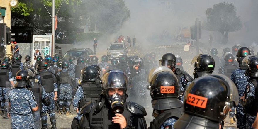 Beyrut'ta protestoculara güvenlik güçleri tarafından müdahale ediliyor