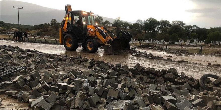 Ege Bölgesi'nde kuvvetli sağanak hayatı olumsuz etkiledi