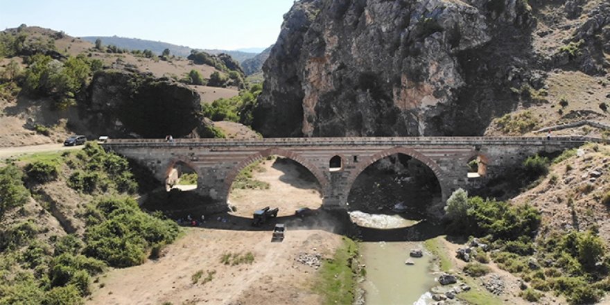 7 asırlık köprünün kemerinde mescit bulunuyor