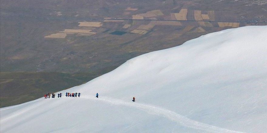 Ağrı Dağı'nın bir yanı çöl, bir yanı kutup