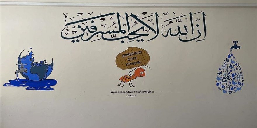 Okulların duvarları öğrencilere sürpriz için süsleniyor