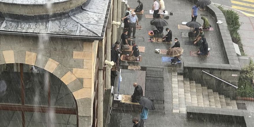 Rahmet altında ıslanarak cuma namazı